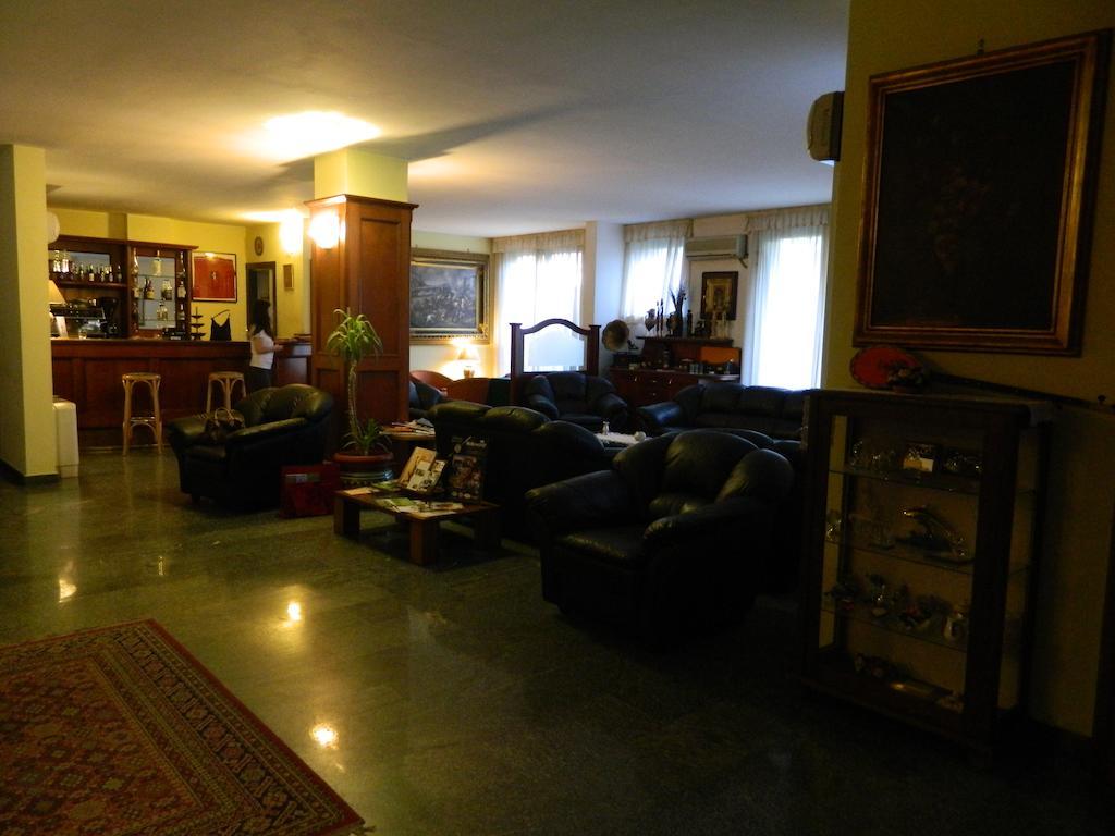 Ascot Lodging Cardano Al Campo Exterior foto