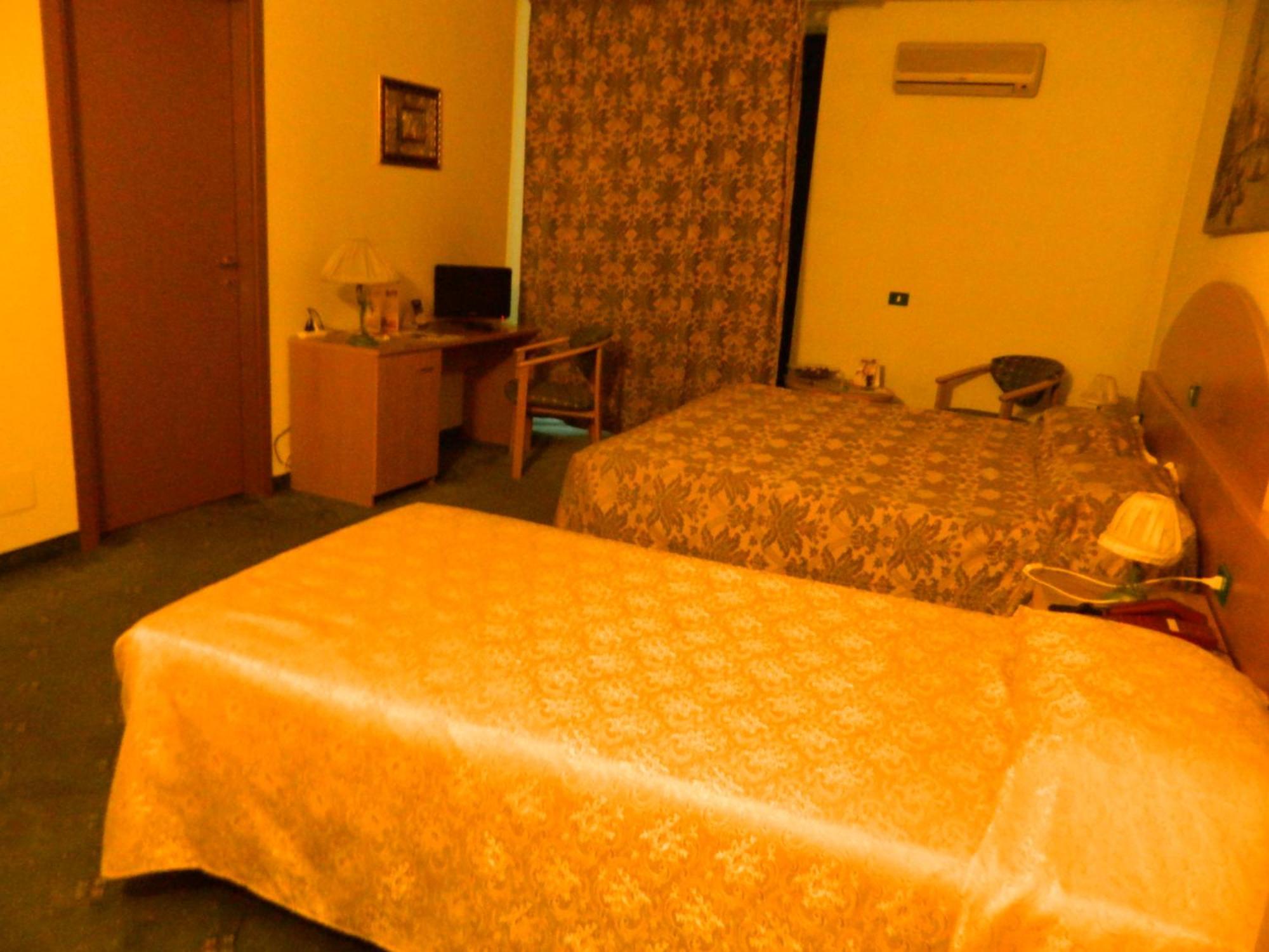 Ascot Lodging Cardano Al Campo Exterior foto