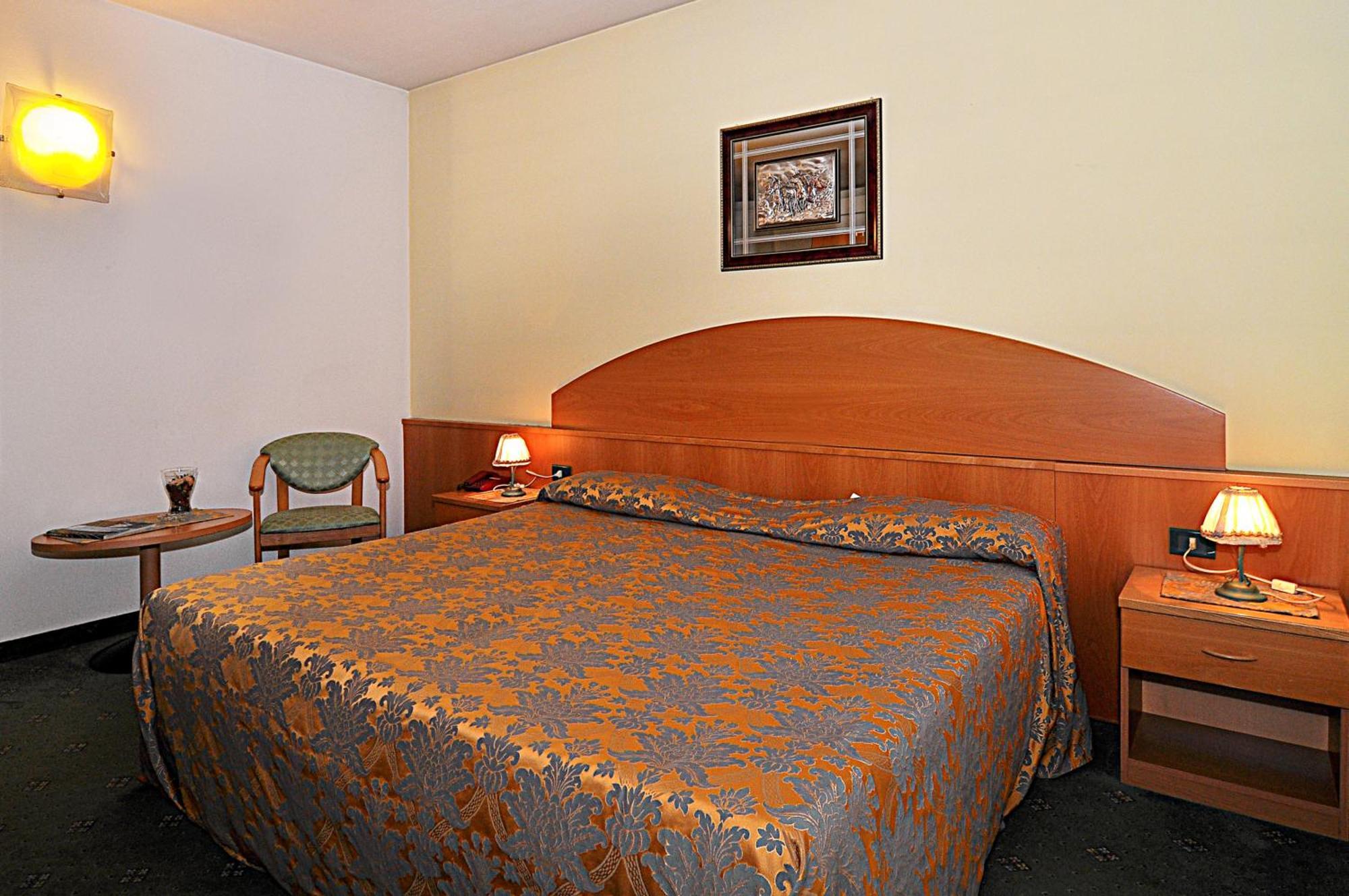 Ascot Lodging Cardano Al Campo Zimmer foto