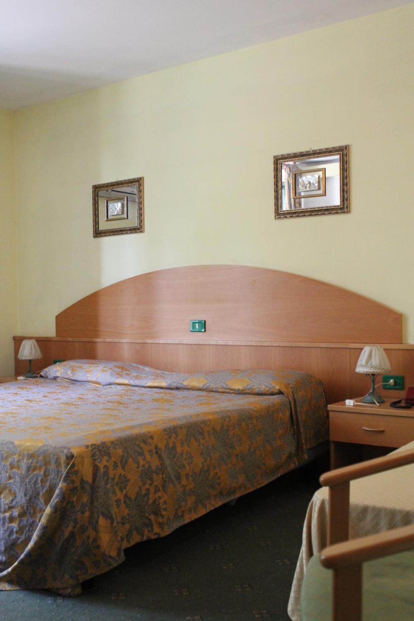 Ascot Lodging Cardano Al Campo Zimmer foto