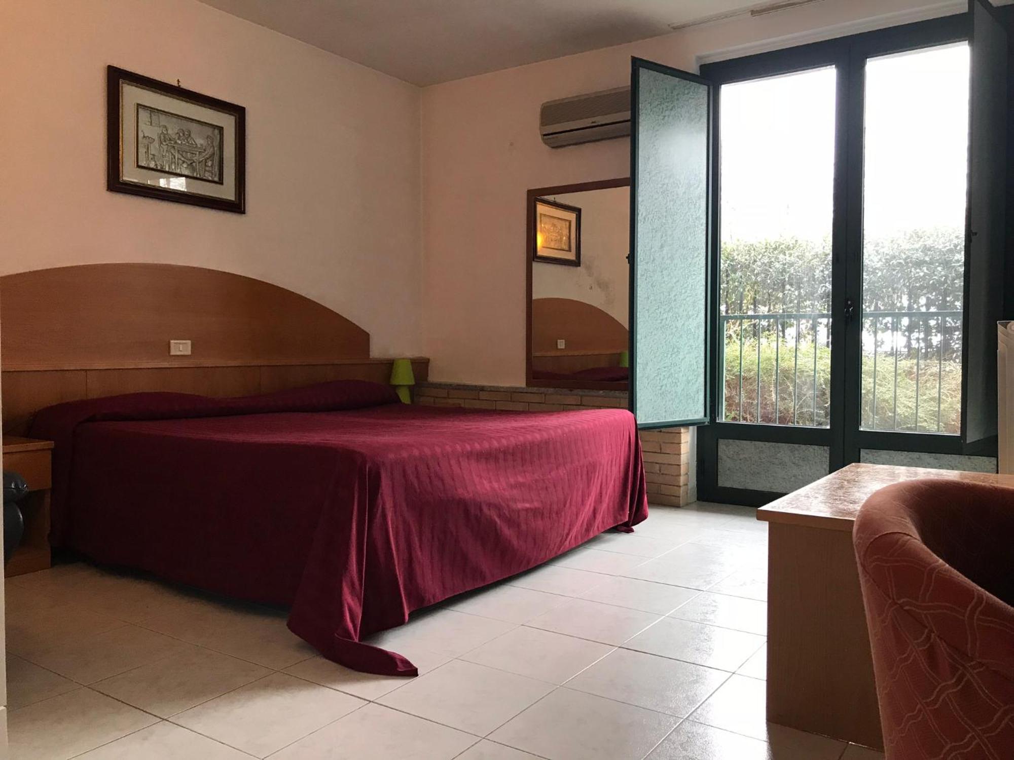 Ascot Lodging Cardano Al Campo Zimmer foto