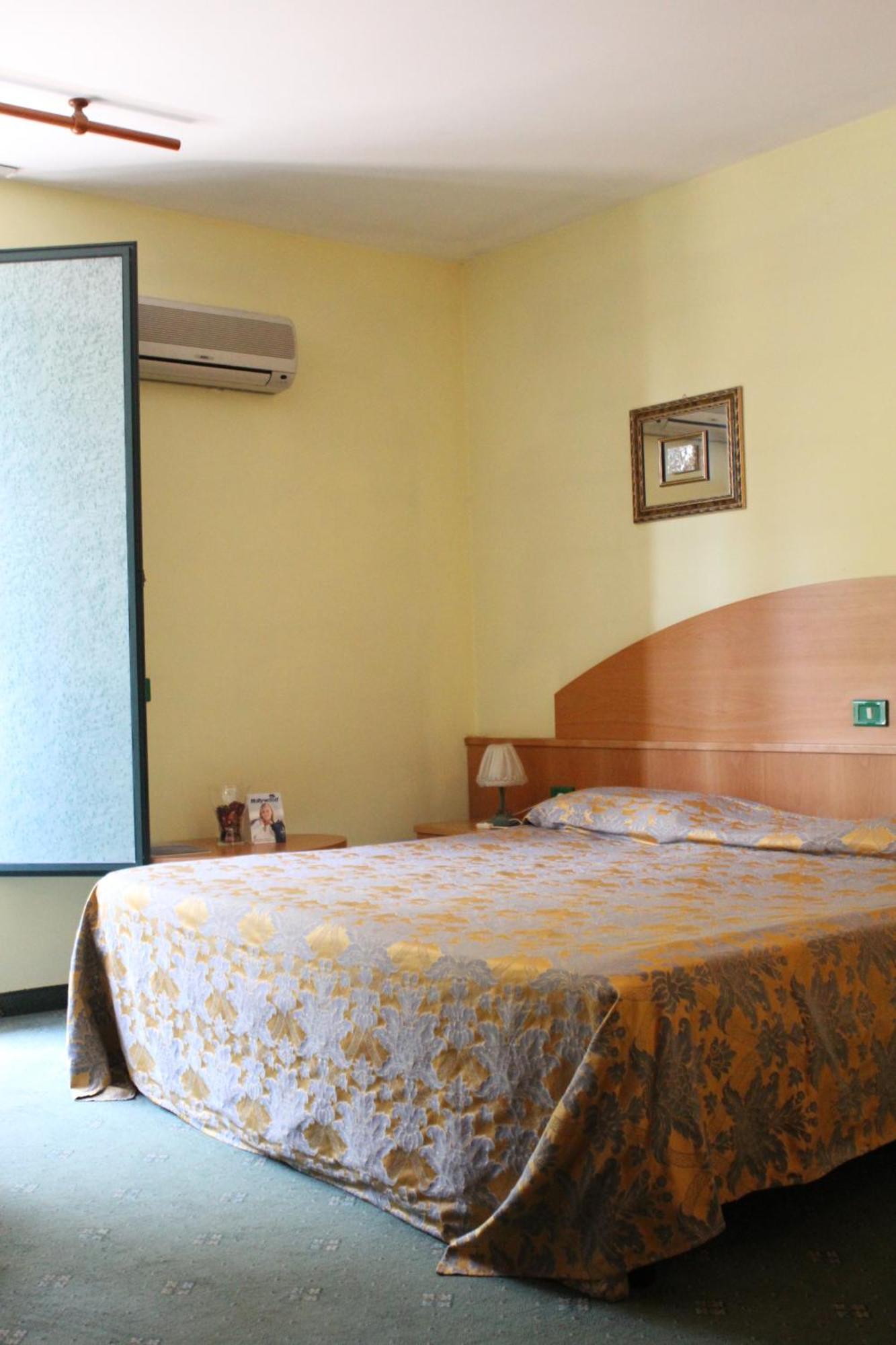 Ascot Lodging Cardano Al Campo Zimmer foto