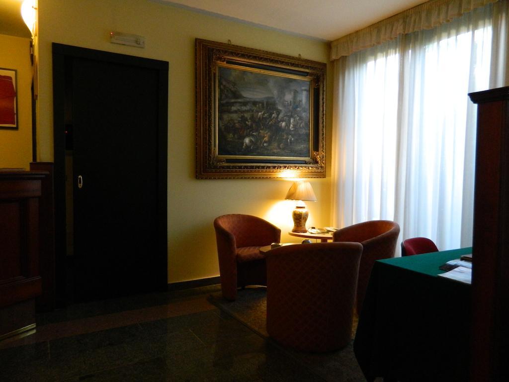 Ascot Lodging Cardano Al Campo Exterior foto