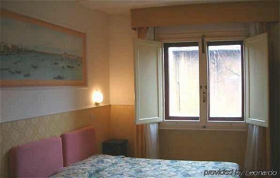 Ascot Lodging Cardano Al Campo Zimmer foto