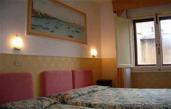 Ascot Lodging Cardano Al Campo Zimmer foto