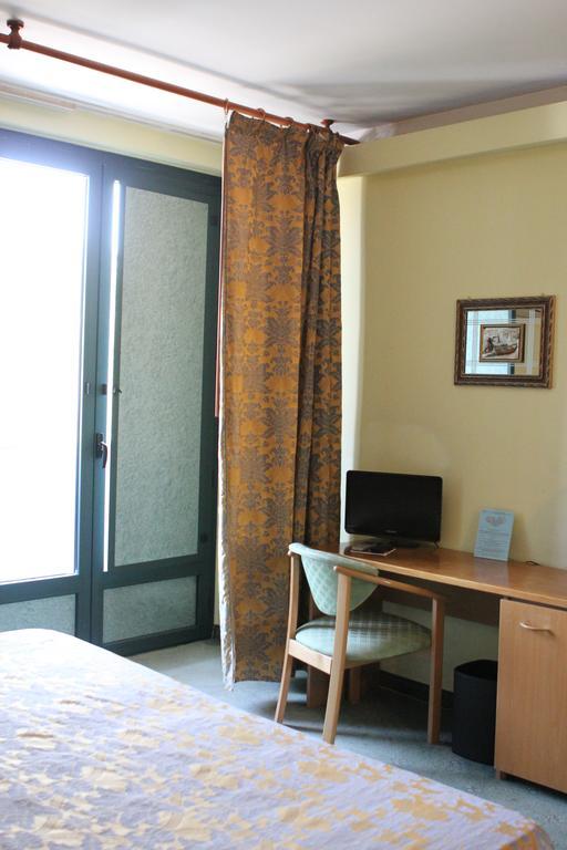 Ascot Lodging Cardano Al Campo Exterior foto