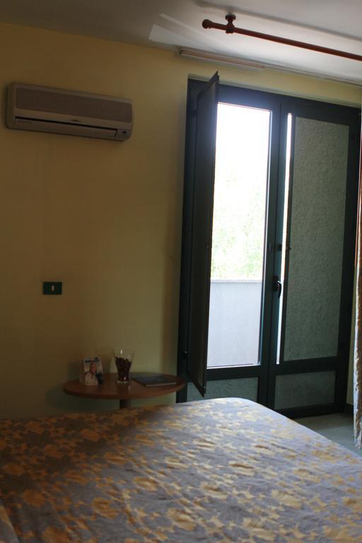 Ascot Lodging Cardano Al Campo Exterior foto