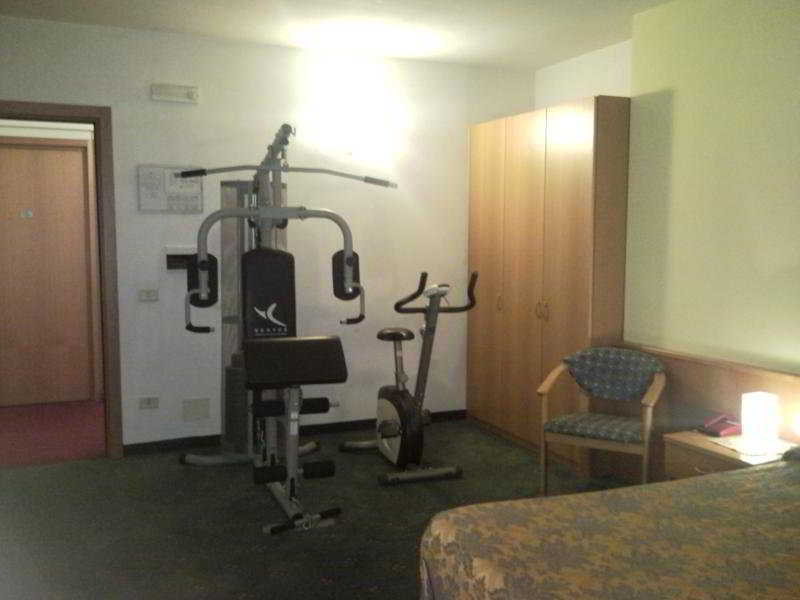 Ascot Lodging Cardano Al Campo Exterior foto