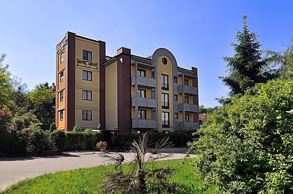 Ascot Lodging Cardano Al Campo Exterior foto
