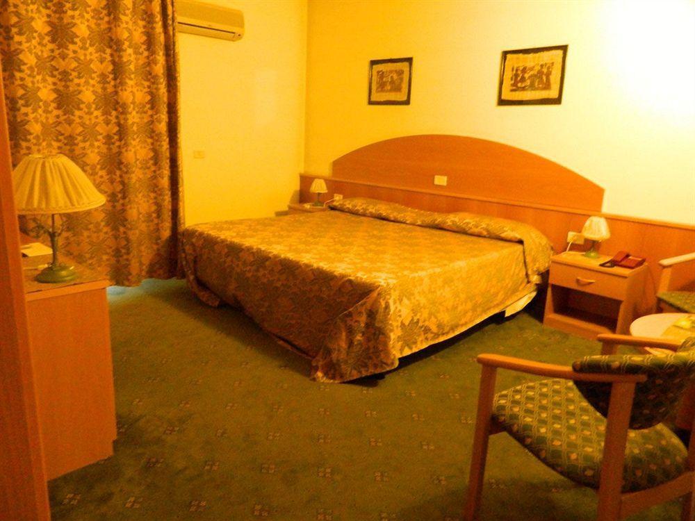Ascot Lodging Cardano Al Campo Exterior foto