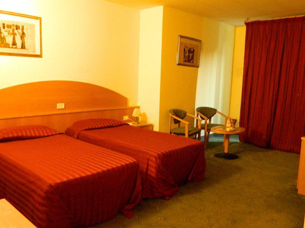 Ascot Lodging Cardano Al Campo Exterior foto