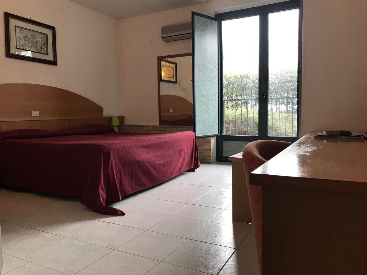 Ascot Lodging Cardano Al Campo Exterior foto