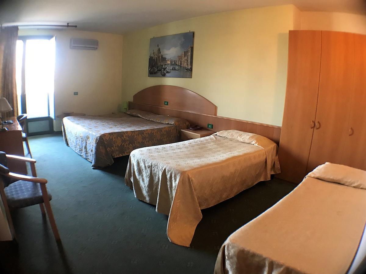 Ascot Lodging Cardano Al Campo Exterior foto