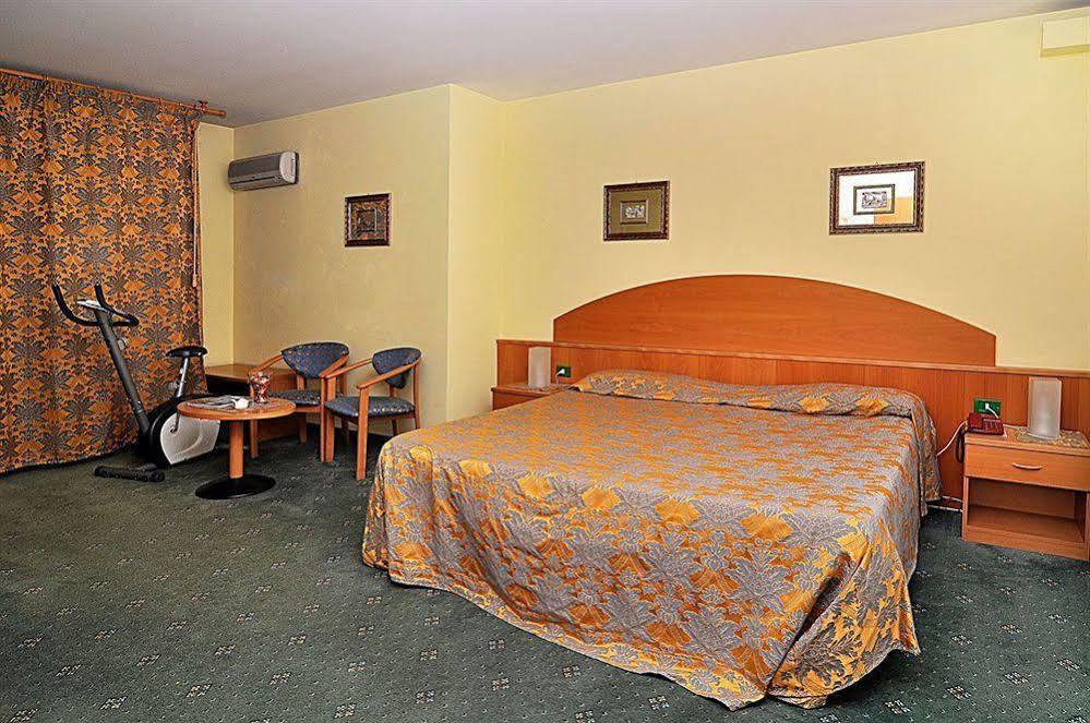 Ascot Lodging Cardano Al Campo Exterior foto